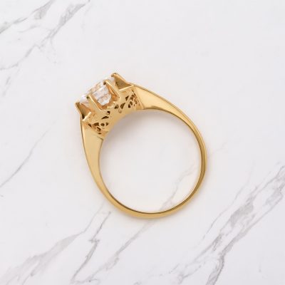 Χρυσό μονόπετρο δαχτυλίδι 18Κ με λευκή πέτρα