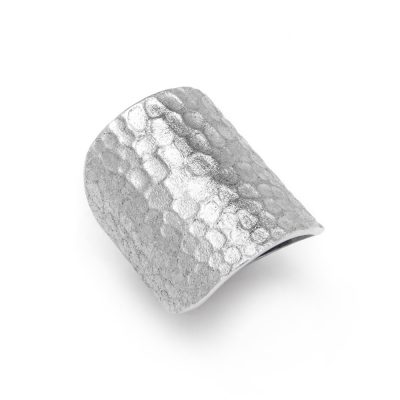 Μοντέρνο φαρδύ γυναικείο δαχτυλίδι από ασήμι με σφυρήλατο σχέδιο
